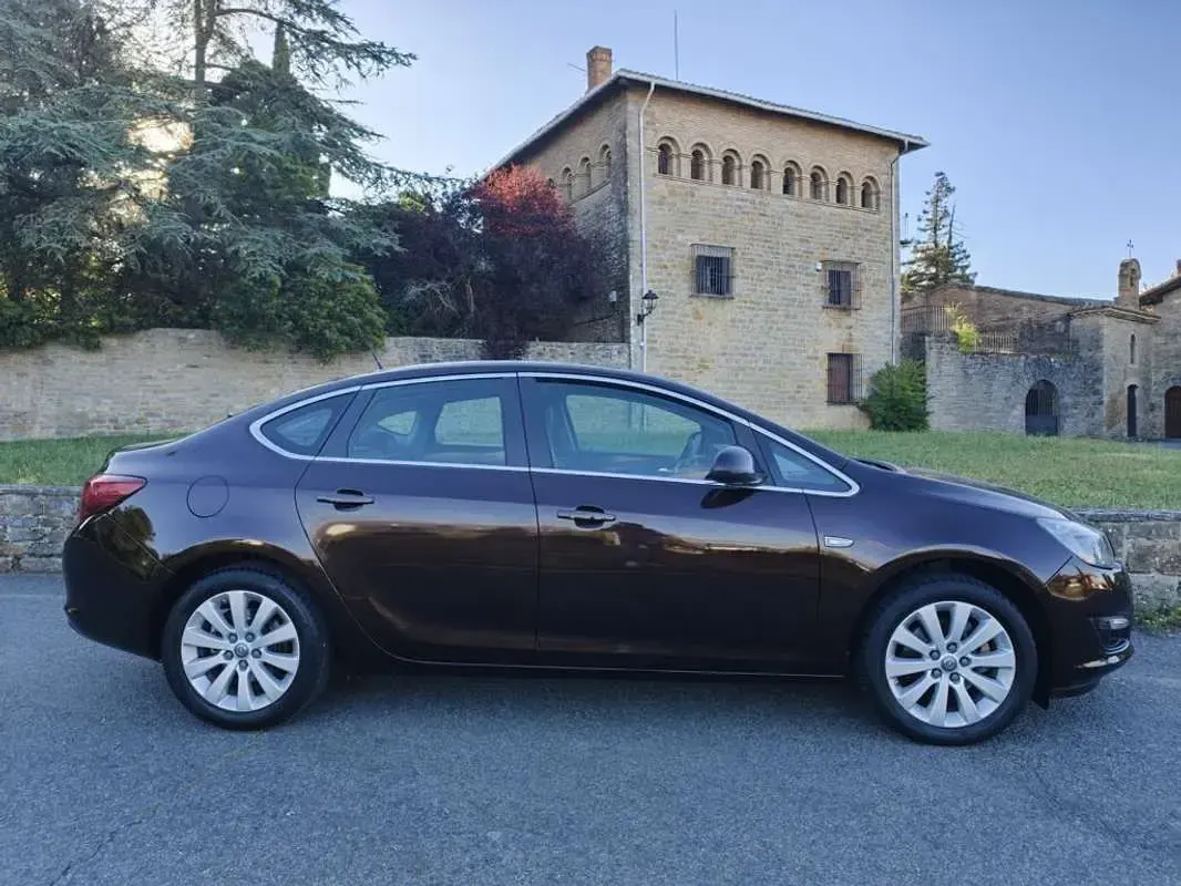 Usado Opel Astra Elegance 136 CV (100 kW) 2016 Marrón Berlina
