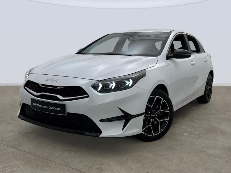 Blanco Usado 2024 Kia Ceed Style Berlina | 22.395 € (Un poco caro) - Imagen 1/4