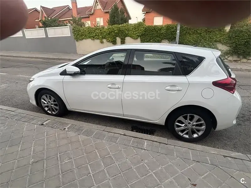 Usado Toyota Auris Active 132 CV (97 kW) 2015 Blanco Berlina