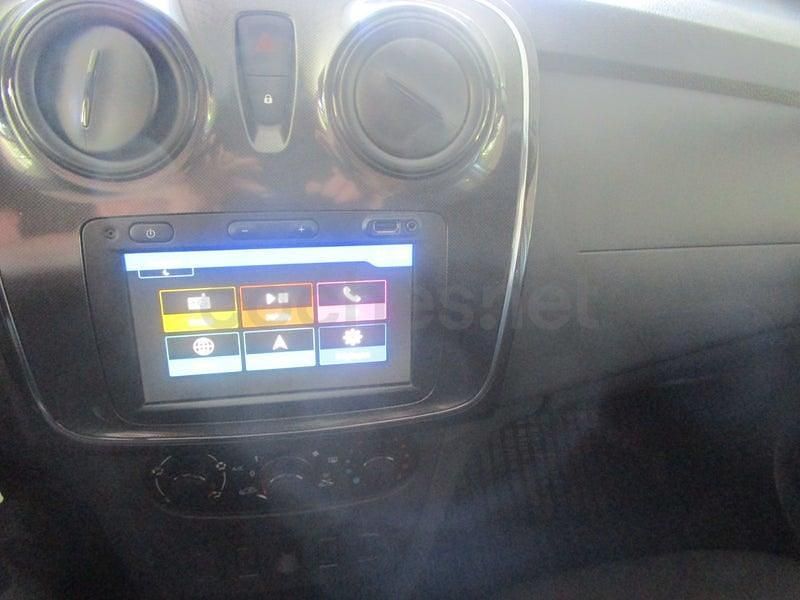 Usado Dacia Sandero Acces 73 CV (53 kW) 2018 Gris / plata Berlina