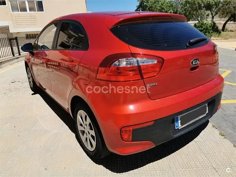 Usado Kia Rio 84 CV (61 kW) 2016 Rojo Utilitario