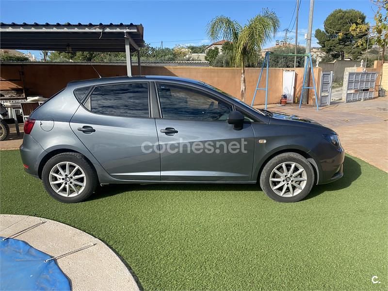 Usado Seat Ibiza Copa 90 CV (66 kW) 2013 Gris / plata Berlina