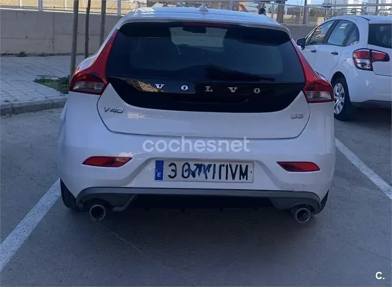 Usado Volvo V40 R-Design Momentum 150 CV (110 kW) 2014 Blanco Berlina