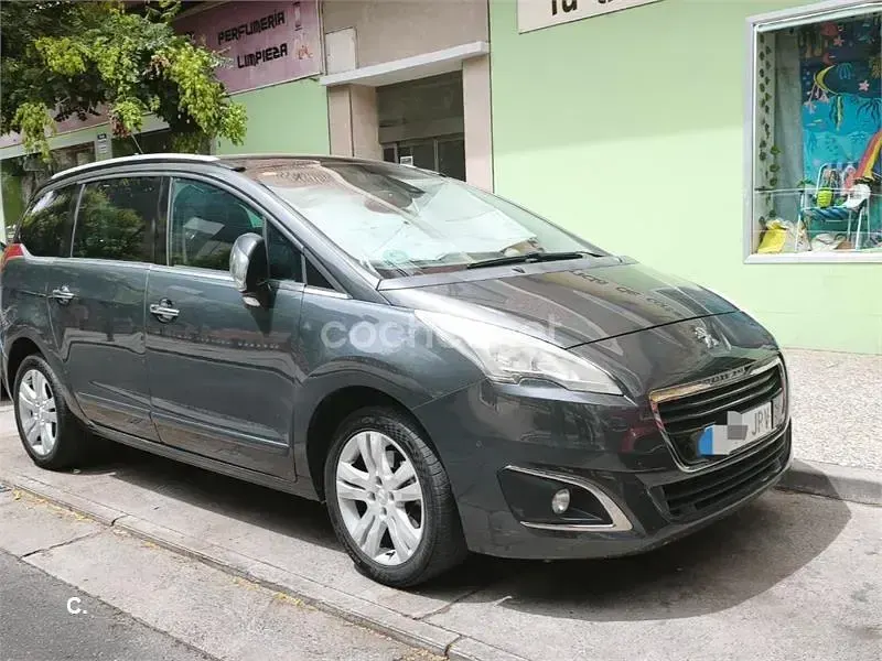 Usado Peugeot 5008 Allure 120 CV (88 kW) 2016 Gris / plata Monovolumen
