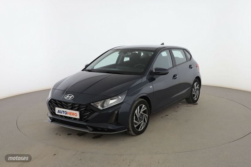 Gris Usado 2023 Hyundai i20 Berlina | 18.499 € (Precio justo) - Imagen 1/3