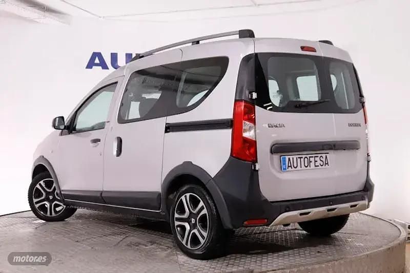 Usado Dacia Dokker Stepway 115 CV (84 kW) 2018 Plateado Monovolumen