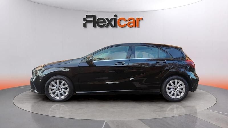 Usado Mercedes A180 AMG line 109 CV (80 kW) 2017 Negro Utilitario