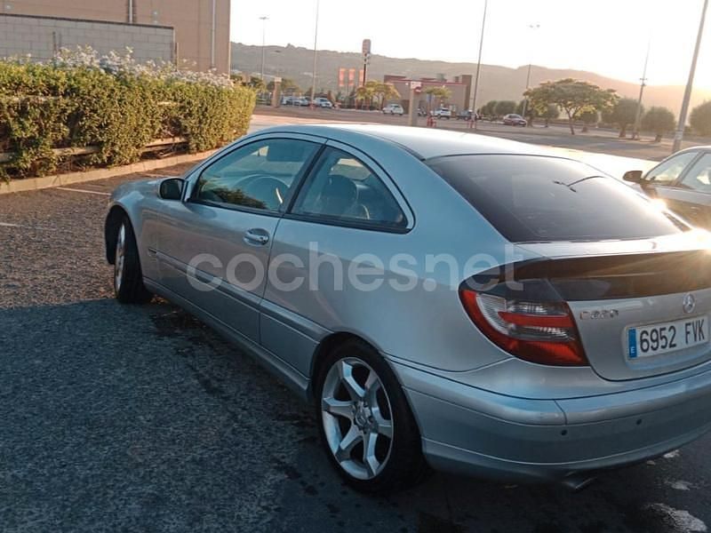 Usado Mercedes C200 Sport Edition 122 CV (89 kW) 2005 Gris / plata Berlina
