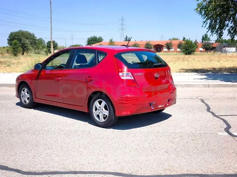Usado Hyundai i30 Comfort 109 CV (80 kW) 2011 Granate Berlina