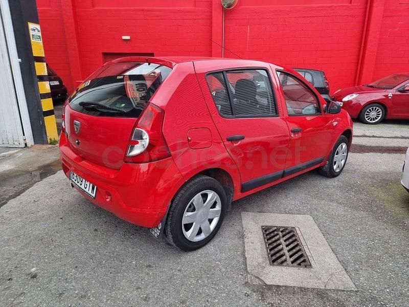 Usado Dacia Sandero Ambiance 75 CV (55 kW) 2010 Rojo Berlina