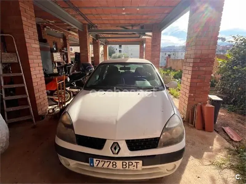 Begagnad Renault Clio II 75 HK (55 kW) 2001 Vit Sedan