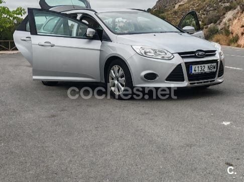 Gris / plata Usado 2012 Ford Focus Trend Berlina | 4800 € (Buen precio) - Imagen 1/4