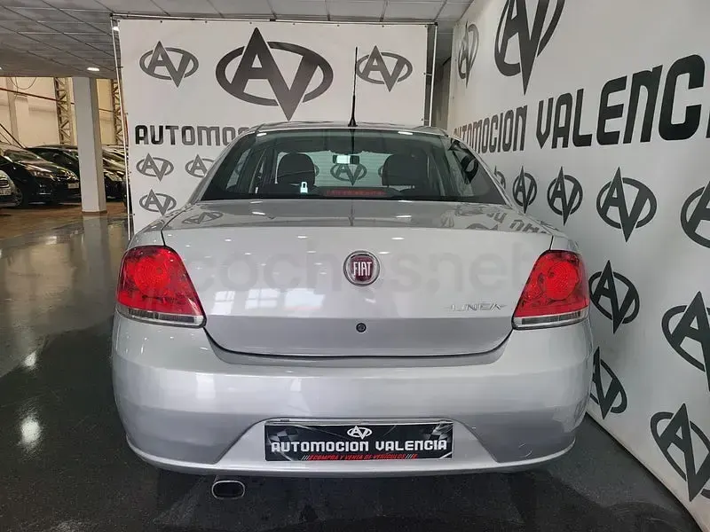 Usado Fiat Linea Dynamic 120 CV (88 kW) 2009 Gris / plata Berlina