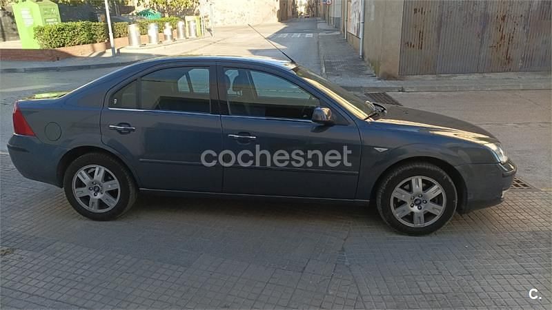Azul Usado 2004 Ford Mondeo Ambiente Berlina | 3100 € (Precio justo) - Imagen 1/4