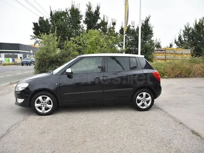 Usado Skoda Fabia Ambition 75 CV (55 kW) 2012 Negro Berlina