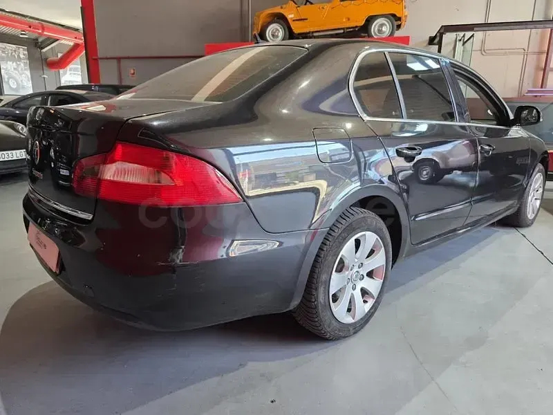 Usado Skoda Superb Comfort 140 CV (102 kW) 2010 Negro Berlina