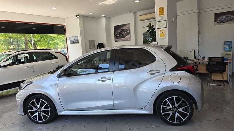 Usado Toyota Yaris Hybrid Plus 116 CV (85 kW) 2021 Gris / plata Berlina