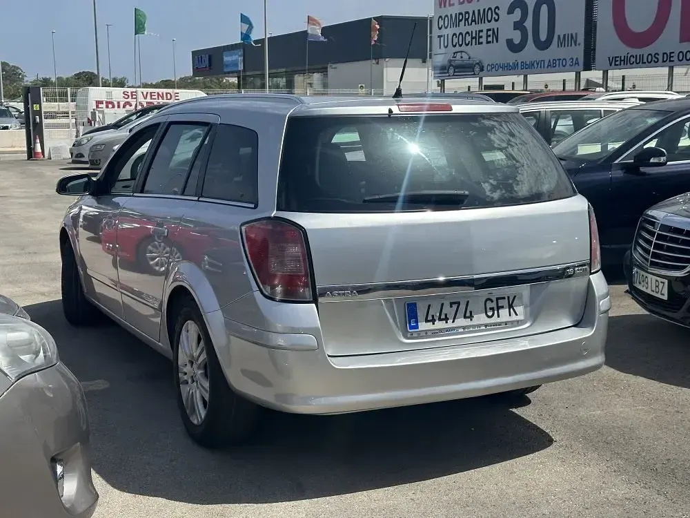 Usado Opel Astra Enjoy 120 CV (88 kW) 2008 Plata metalico Utilitario
