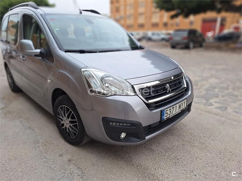 Usado Peugeot TePee Active 100 CV (73 kW) 2016 Gris / plata Monovolumen