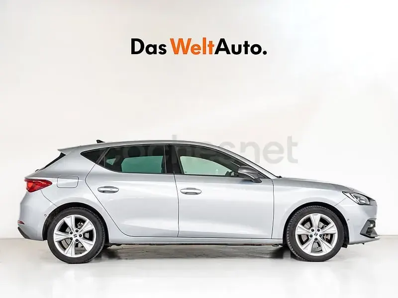 Usado Seat Leon FR 130 CV (95 kW) 2023 Gris plata Berlina