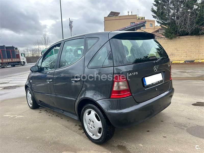 Usado Mercedes A170 Avantgarde 90 CV (66 kW) 2000 Gris / plata Monovolumen