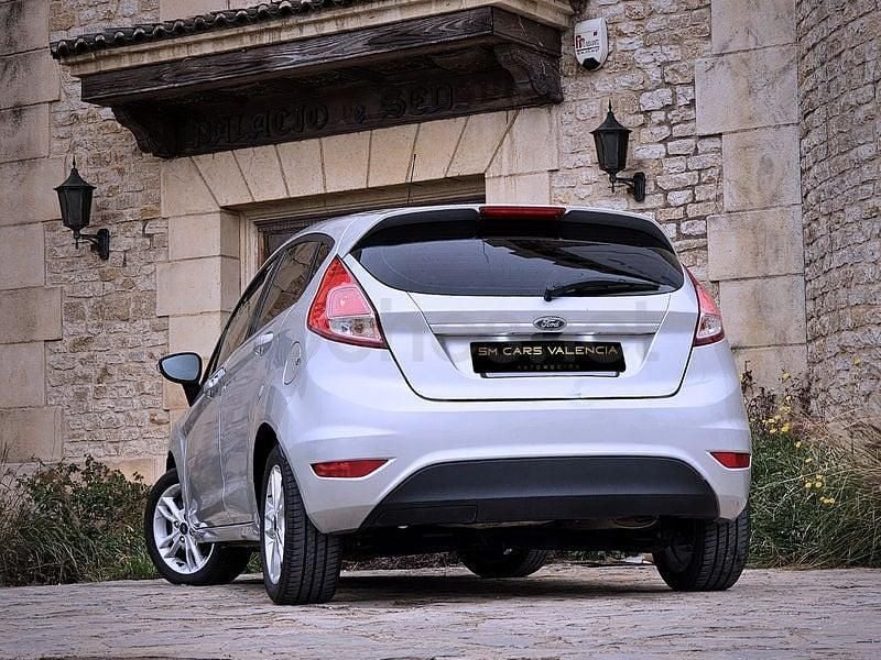 Usado Ford Fiesta Trend 82 CV (60 kW) 2017 Gris / plata Berlina