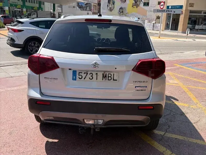 Usado Suzuki Vitara GLX 129 CV (94 kW) 2022 Gris / plata SUV