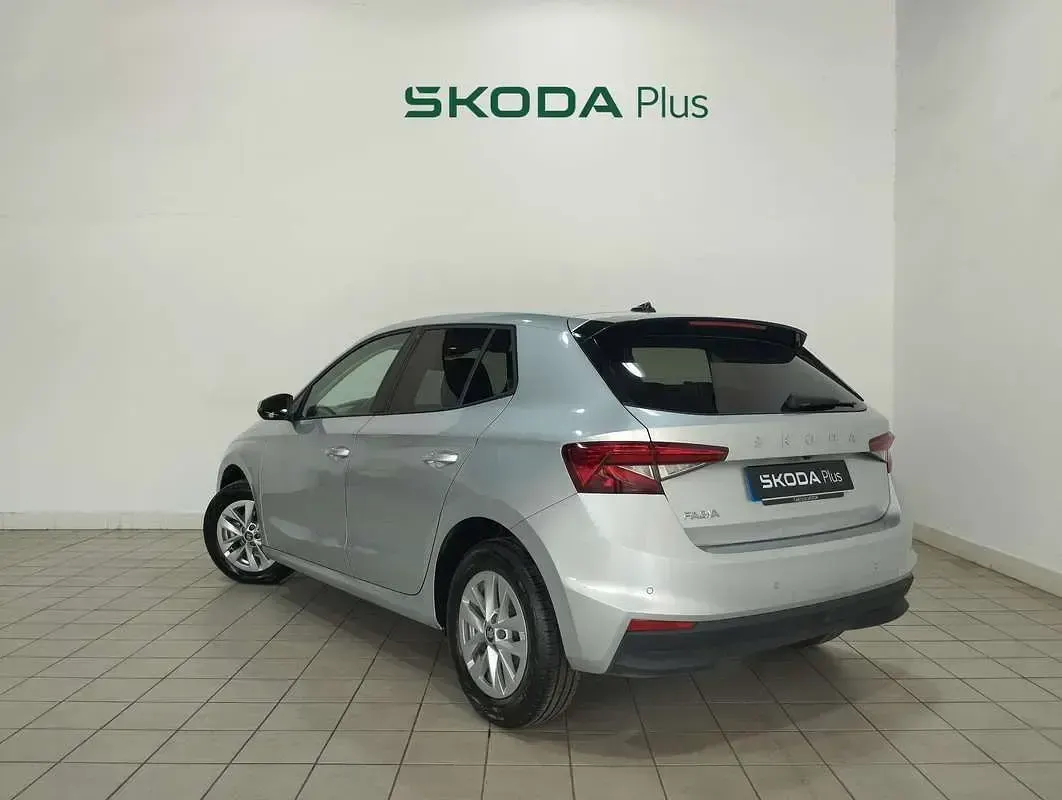 Usado Skoda Fabia Selection 95 CV (69 kW) 2025 Plateado Utilitario