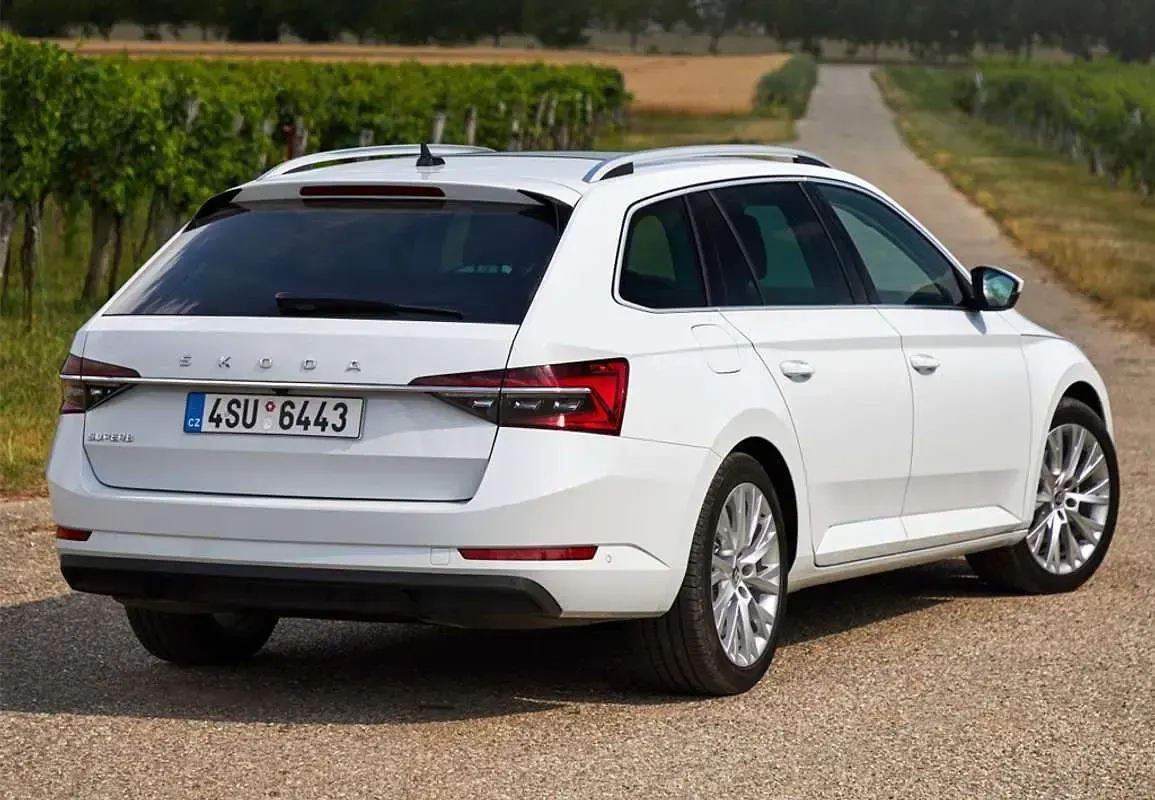 Usado Skoda Superb Ambition 150 CV (110 kW) 2019 Gris Familiar