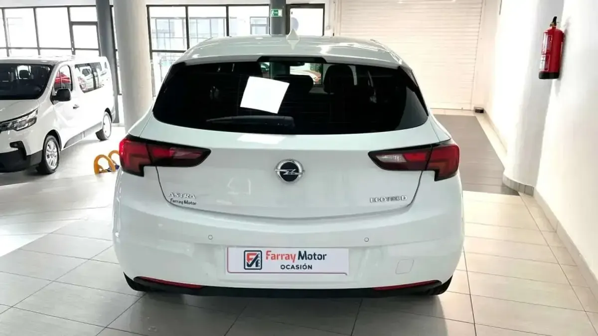 Usado Opel Astra Selective 110 CV (80 kW) 2018 Blanco Familiar
