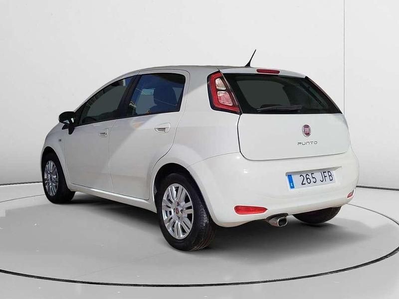 Usado Fiat Punto Young 75 CV (55 kW) 2015 Blanco Utilitario