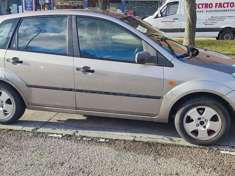 Usado Ford Fiesta Ghia 68 CV (50 kW) 2004 Beige Utilitario
