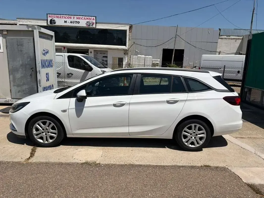 Usado Opel Astra Dynamic 160 CV (117 kW) 2017 Blanco Utilitario