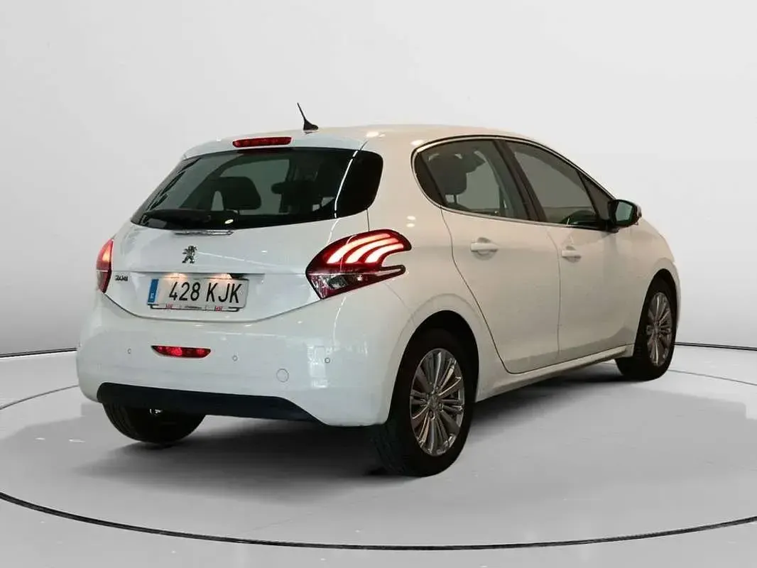 Usado Peugeot 208 Allure 110 CV (80 kW) 2018 Blanco Utilitario