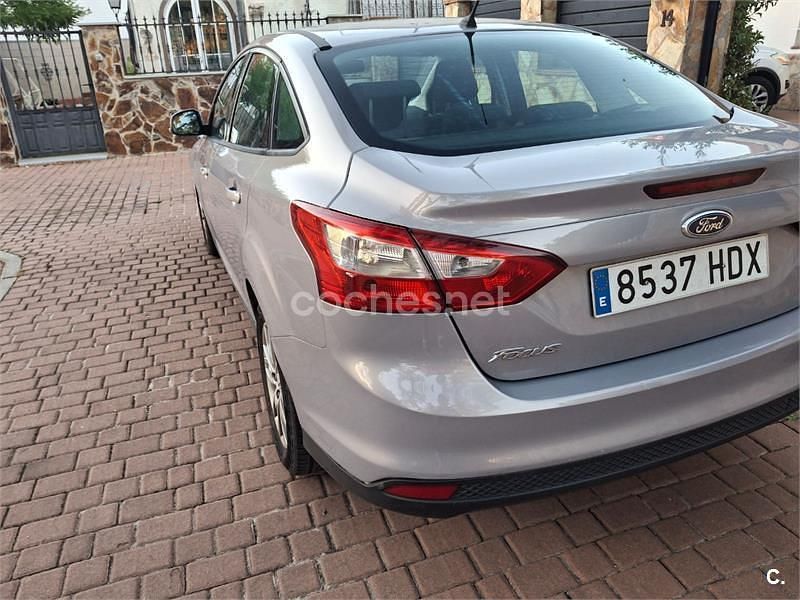 Usado Ford Focus Trend 115 CV (84 kW) 2011 Gris / plata Berlina