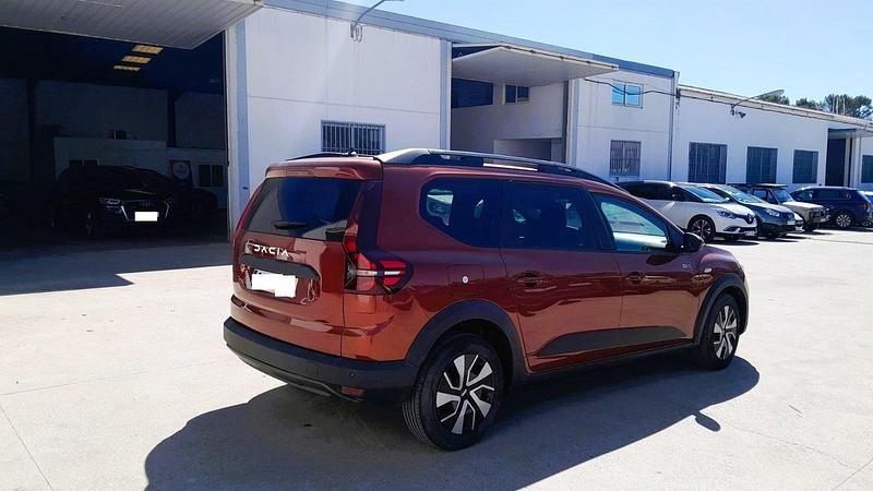 Usado Dacia Jogger Expression 110 CV (80 kW) 2025 Verde Monovolumen