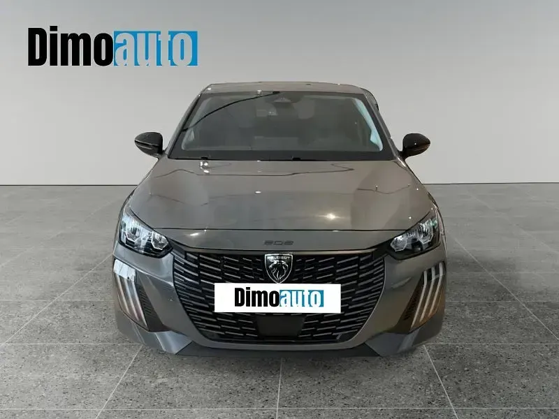 Usado Peugeot 208 Allure 110 CV (80 kW) 2025 Gris / plata Utilitario