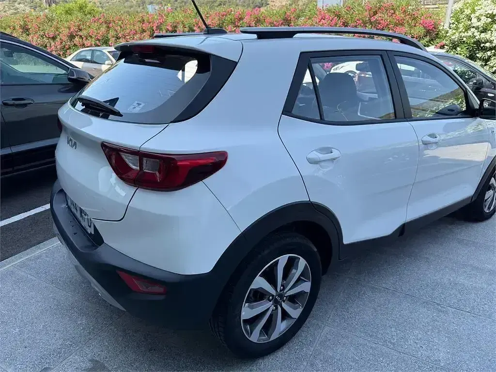 Usado Kia Stonic 100 CV (73 kW) 2024 Blanco SUV