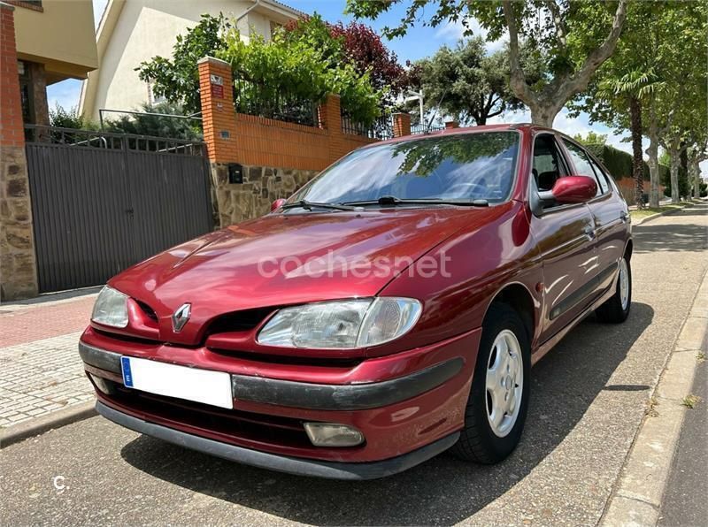 Granate Usado 2002 Renault Mégane II Authentique Berlina | 1500 € (Precio justo) - Imagen 1/4