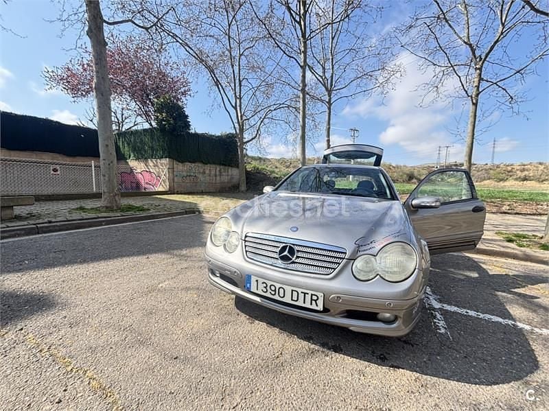 Usado Mercedes C220 143 CV (105 kW) 2004 Gris / plata Berlina