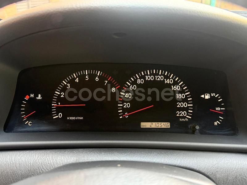 Usado Toyota Corolla Terra 110 CV (80 kW) 2004 Rojo Berlina