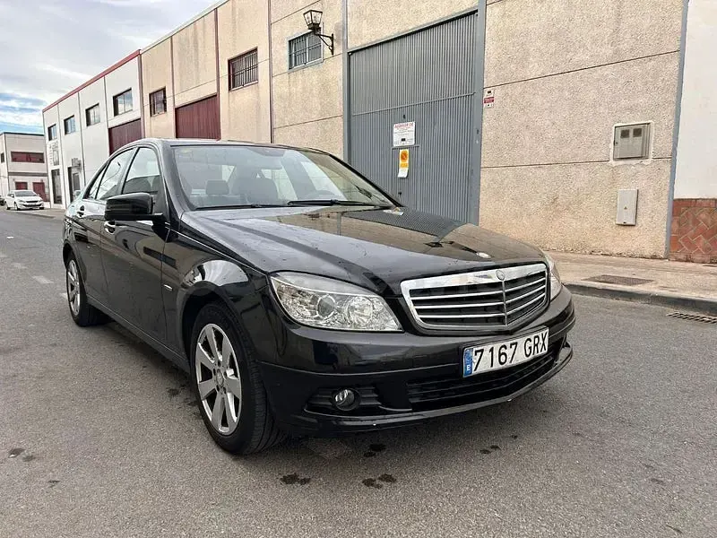 Usado Mercedes C200 Elegance 136 CV (100 kW) 2010 Negro Berlina