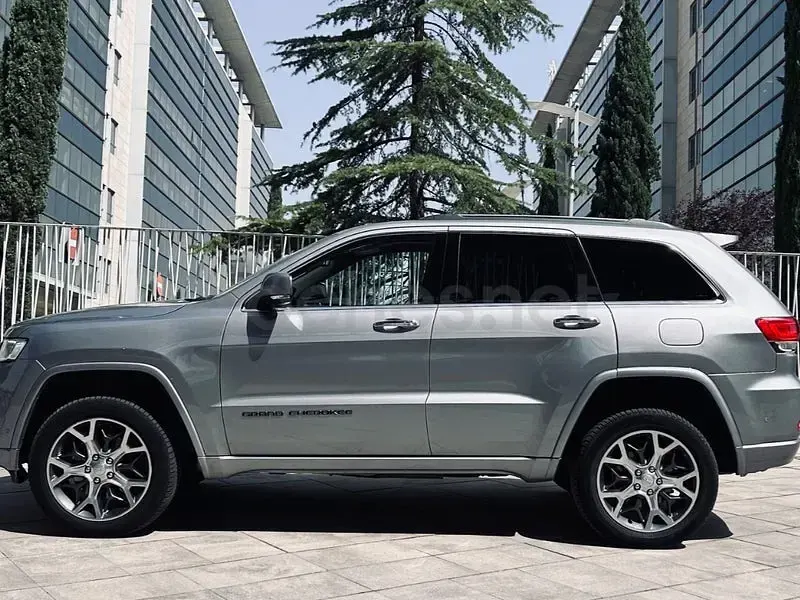 Usado Jeep Grand Cherokee Overland 250 CV (183 kW) 2019 Gris / plata SUV