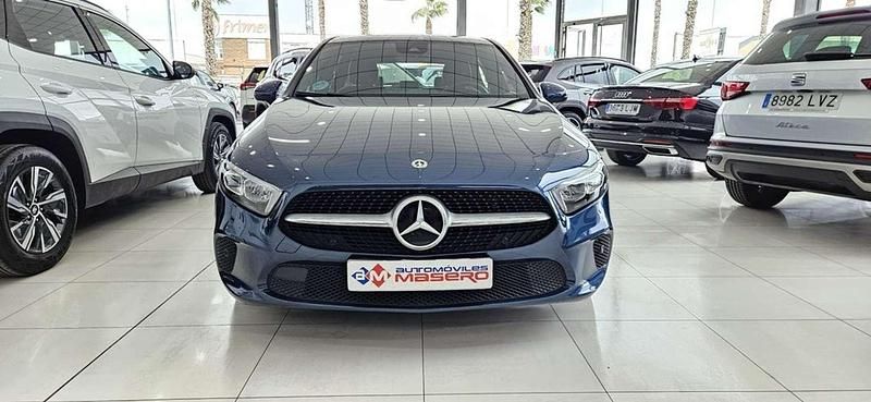 Usado Mercedes A180 116 CV (85 kW) 2021 Azul Utilitario