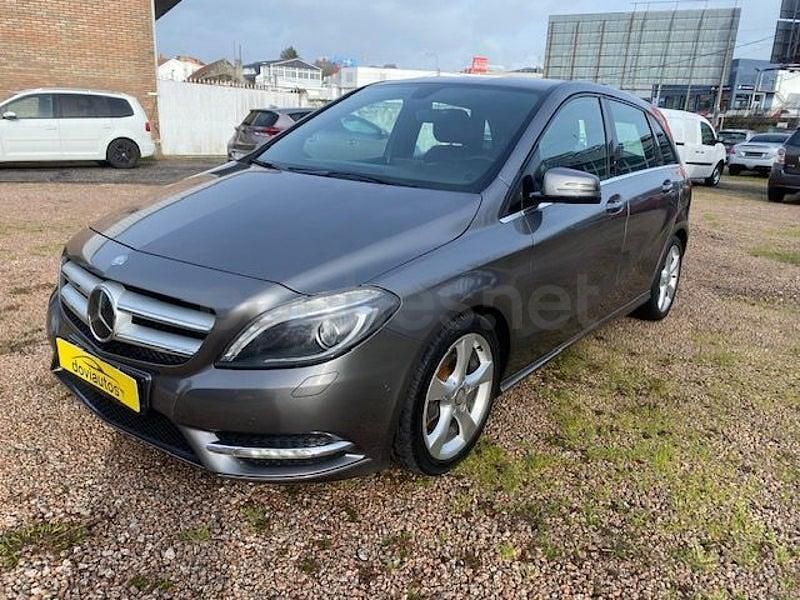 Usado Mercedes B180 109 CV (80 kW) 2013 Gris / plata Monovolumen