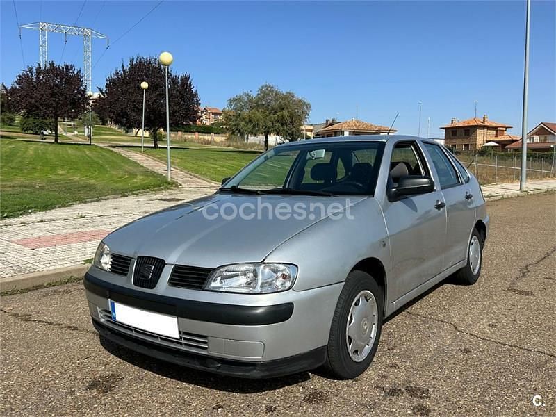 Gris / plata Usado 2002 Seat Cordoba Berlina | 2000 € (Precio justo) - Imagen 1/4