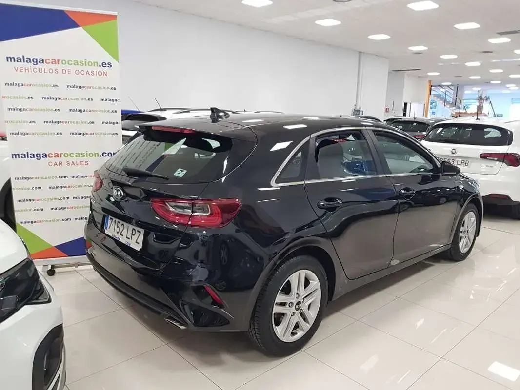 Usado Kia Ceed 120 CV (88 kW) 2021 Negro Utilitario