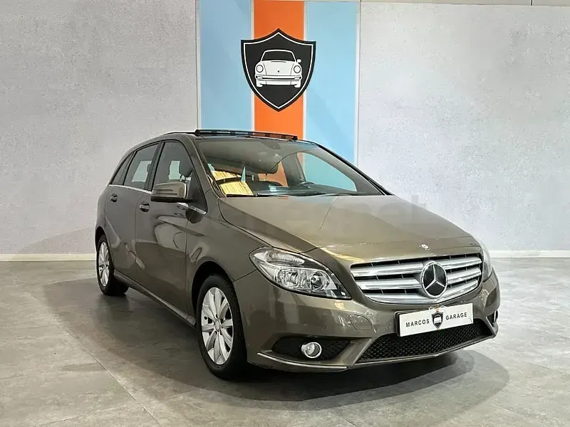 Usado Mercedes B180 109 CV (80 kW) 2014 Marrón Monovolumen