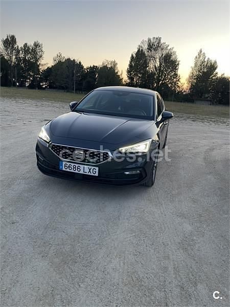 Gris / plata Usado 2023 Seat Leon XCELLENCE Berlina | 26.000 € (Un poco caro) - Imagen 1/3