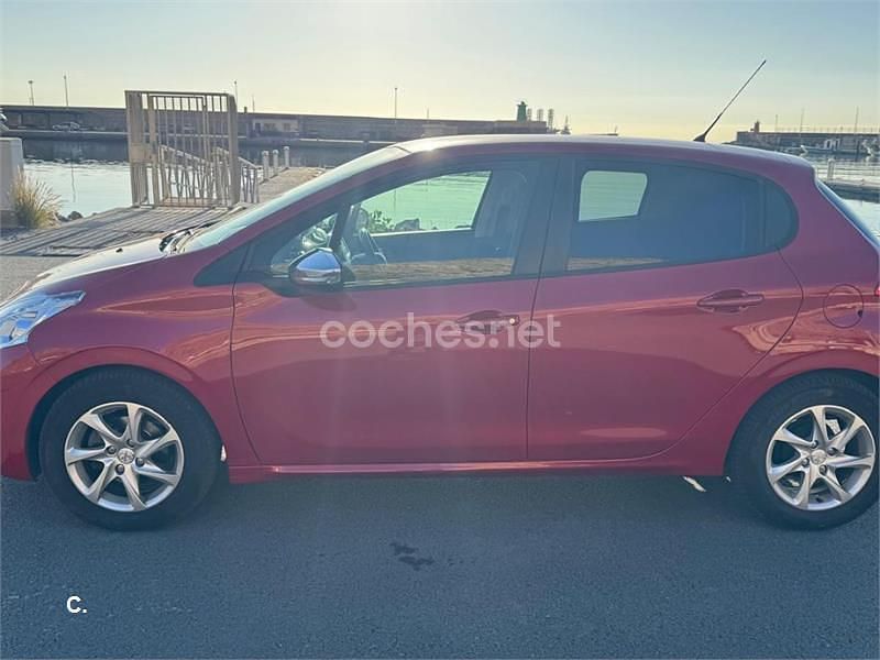 Usado Peugeot 208 Active 82 CV (60 kW) 2014 Granate Utilitario